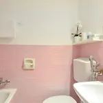 1 Bedroom Cozy In Appartement *